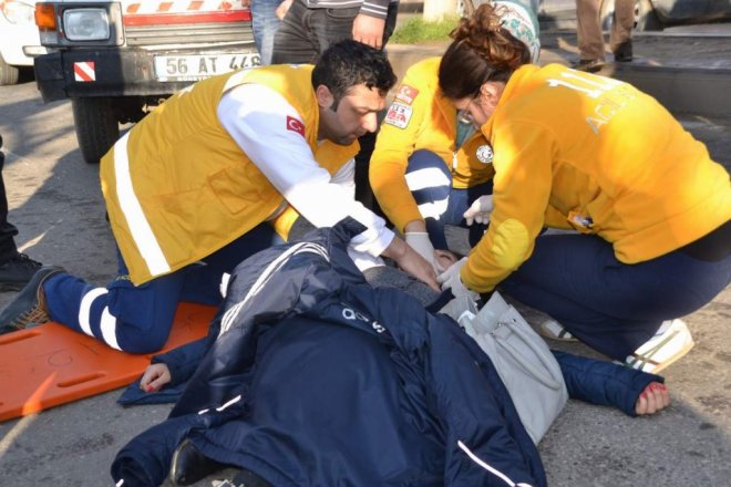 karsidan-karsiya-gecerken-pikap-carpan-ogretmen-agir-yaralandi-IHA-20141216AW271701-1-t