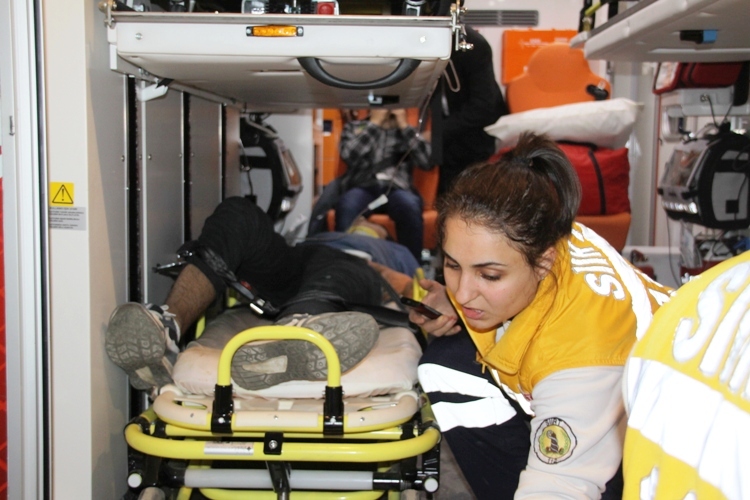 eVİNİN öNÜNDE bIÇAKLANDI