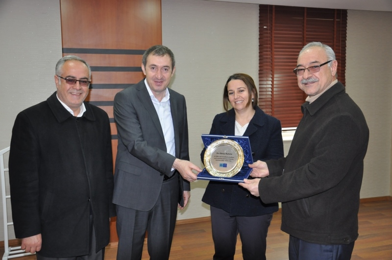 TELEKOM Ba+şm+-d+-r+-nden E+ş Ba+şkanlara Plaket (2)