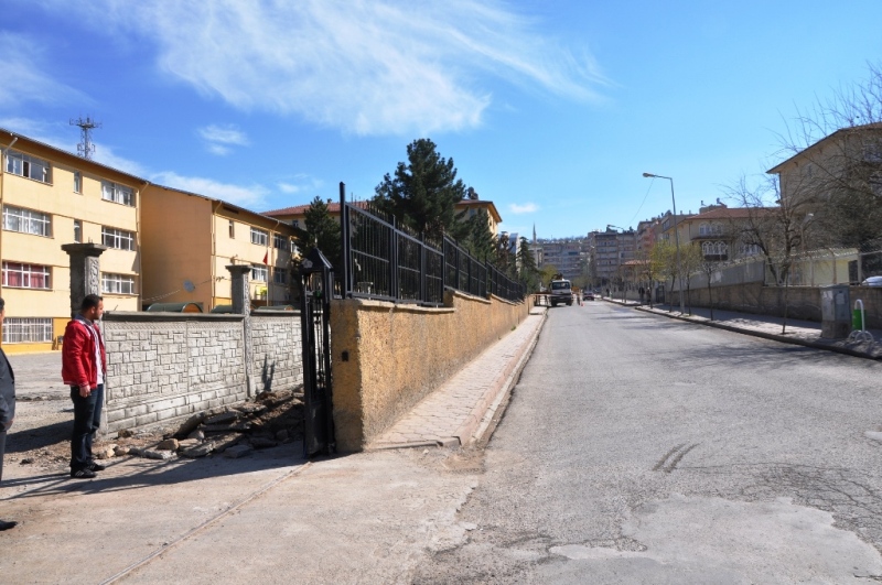 Yeni Mahallede Kaldırım Genişletme ve Yol Yapım Çalışmaları Başladı (1)