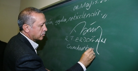 cumhurbaskani_erdogan_ogrencilere_bir_sinifta_tahtaya_oku_dusun_uygula_neticelendir_yazdi_h5918