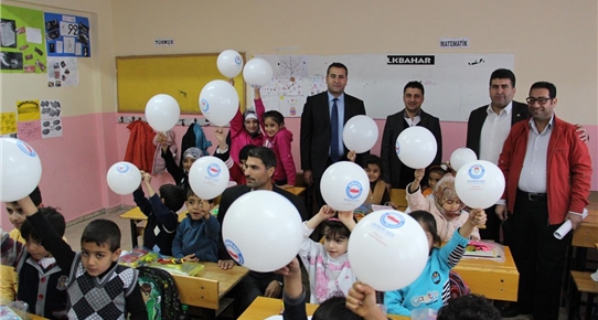 suriyeli-ogrencilere-kirtasiye-yardimi-2871