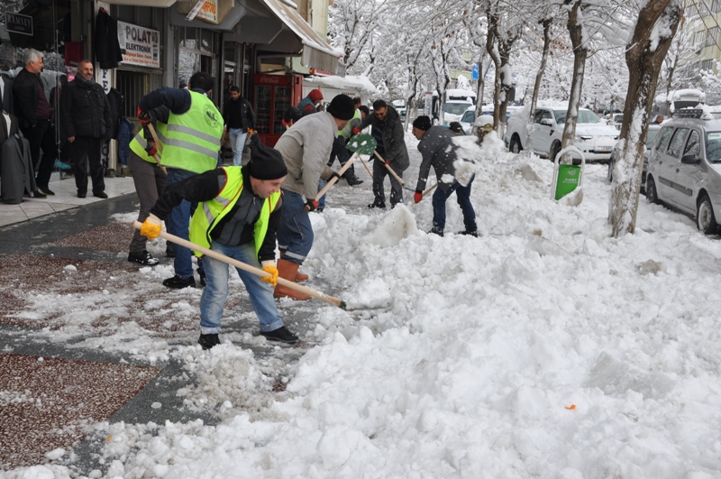 Kaldırımlarda Kar Temizleme Çalışmaları Aralıksız Devam Ediyor (7)