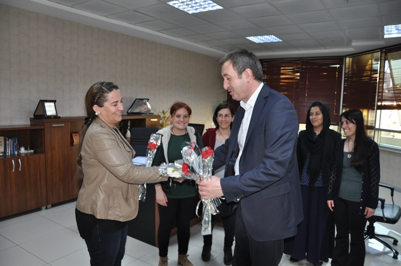 Eş Başkan Bakırhan’dan Kadın Personele Karanfil  (1)