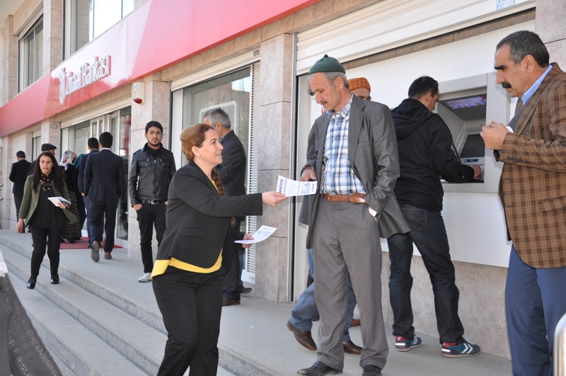 Eş Başkan Epözdemir  8 Mart Mitingi İçin Bildiri Dağıttı (1)