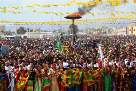 mersindeki-nevruz-kutlamalarinda-ocalan-posterleri-acildi-CHA-975028-6-t