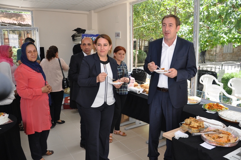 Belediye Eş Başkanları Şırnaklı Yurttaşlar İçin Düzenlenen Kermesi Ziyaret Etti (3)