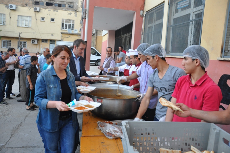Belediye Eş Başkanları İftarlarını Yurttaşlar İle Birlikte Açtı (10)