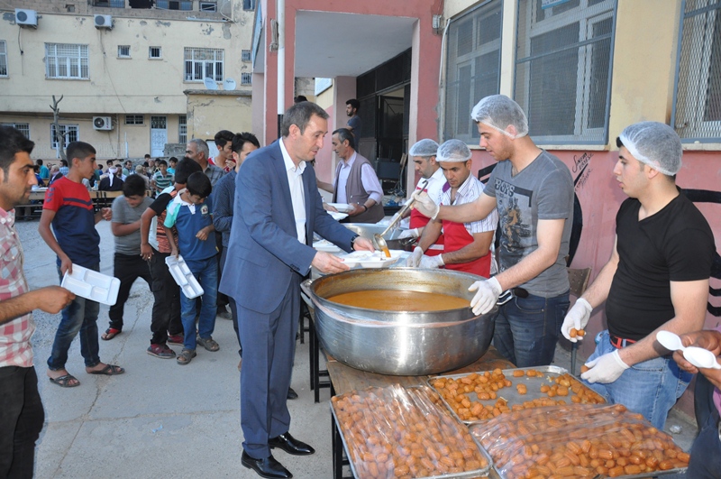 Yurttaşlar İlk İftarlarını Siirt Belediyesi İftar Çadırında Açtı (1)