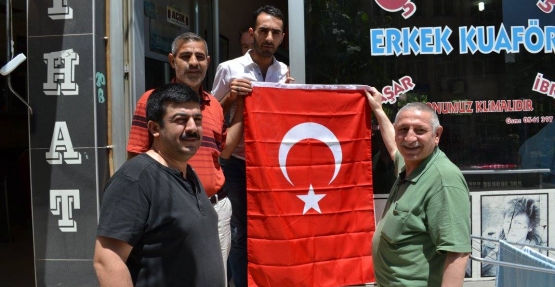 siirt-tso-esnafa-turk-bayragi-dagitti_90b1a
