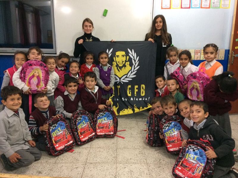 gfb-taraftar-gurubundan-cocuklara-kirtasiye-yardimi-3