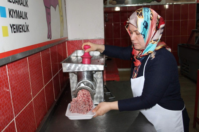 siirt-in-ilk-kadin-kasabi-erkeklere-tas-cikar-4-9336620_o