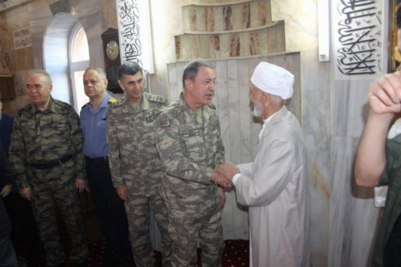 genelkurmay-baskani-orgeneral-akar-bayram-namazini-tilloda-kildi_b9f23fb-640x426