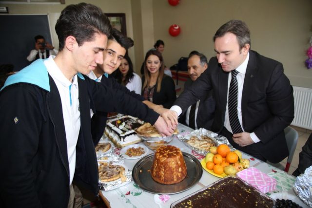 DSmnic5WsAAHFWo-640x427