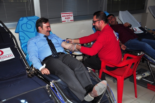 ilk-kan-bagisi-baskan-taskindan-onfoto-2