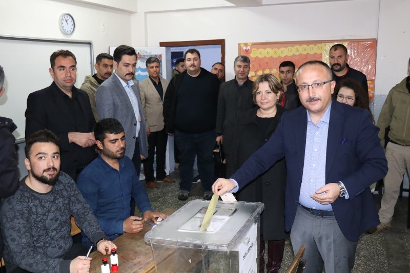 VALİ ALİ FUAT ATİK EŞİ İLE BİRLİKTE OY KULLANDI