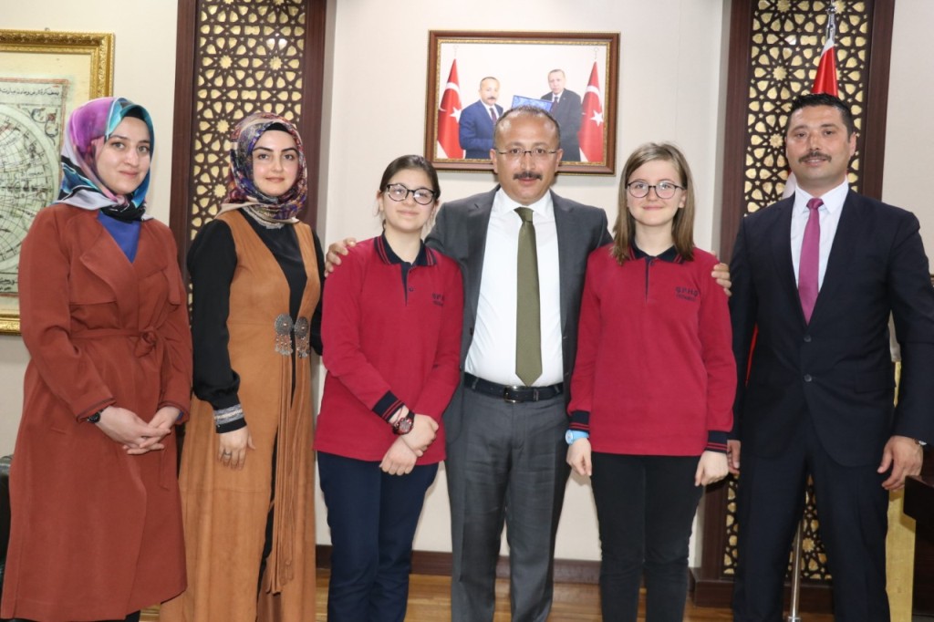 ÖĞRENCİLER, VALİ ATİK İLE RÖPORTAJ YAPTI
