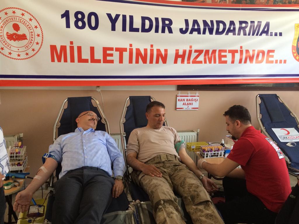 SİİRT’TE JANDARMADAN KURULUŞUNUN 180. YILDÖNÜMÜNDE KIZILAY’A ANLAMLI BAĞIŞ