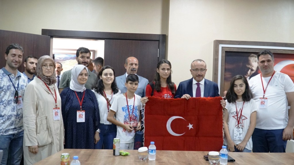 ”BİZ ANADOLUYUZ” GENÇLERİ, VALİ ALİ FUAT ATİK’İN KONUĞU OLDULAR