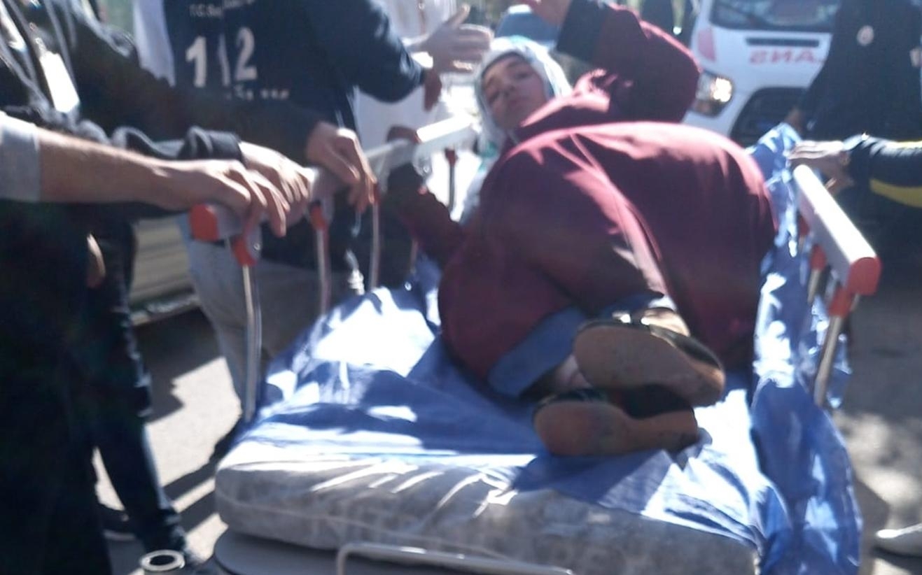 karsidan-karsiya-gecen-kadina-araba-carptia7