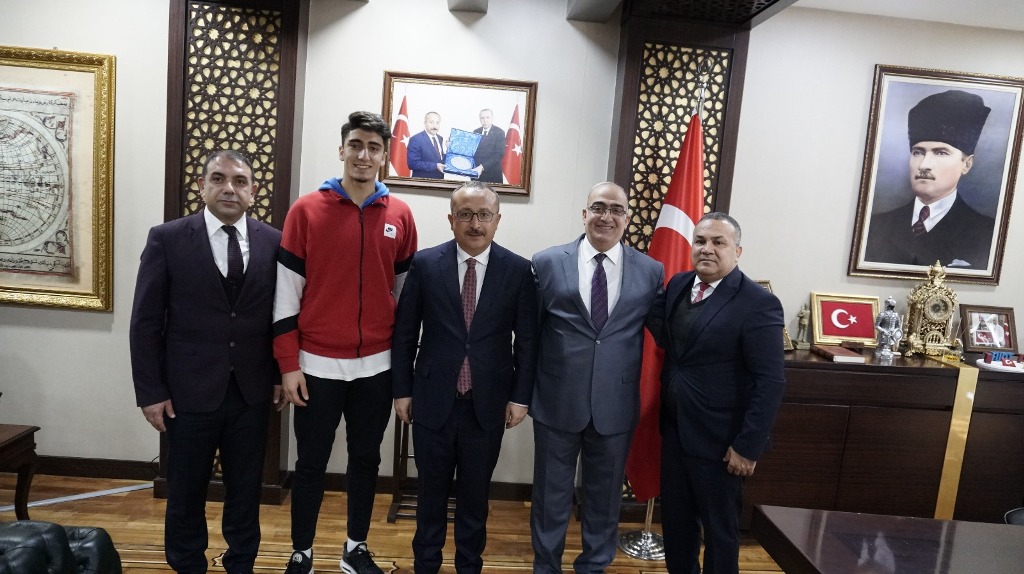 Genç Futbolcudan Vali Atike Teşekkür Ziyareti