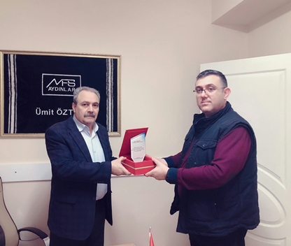 siirt-in-40-yillik-bestekar-yorumcusu-yerel-sanatci-kadir-akinay-a-plaket-verildi-remzi-uslu-siirt-il-kultur-ve-turizm-mudurlugu-onfoto