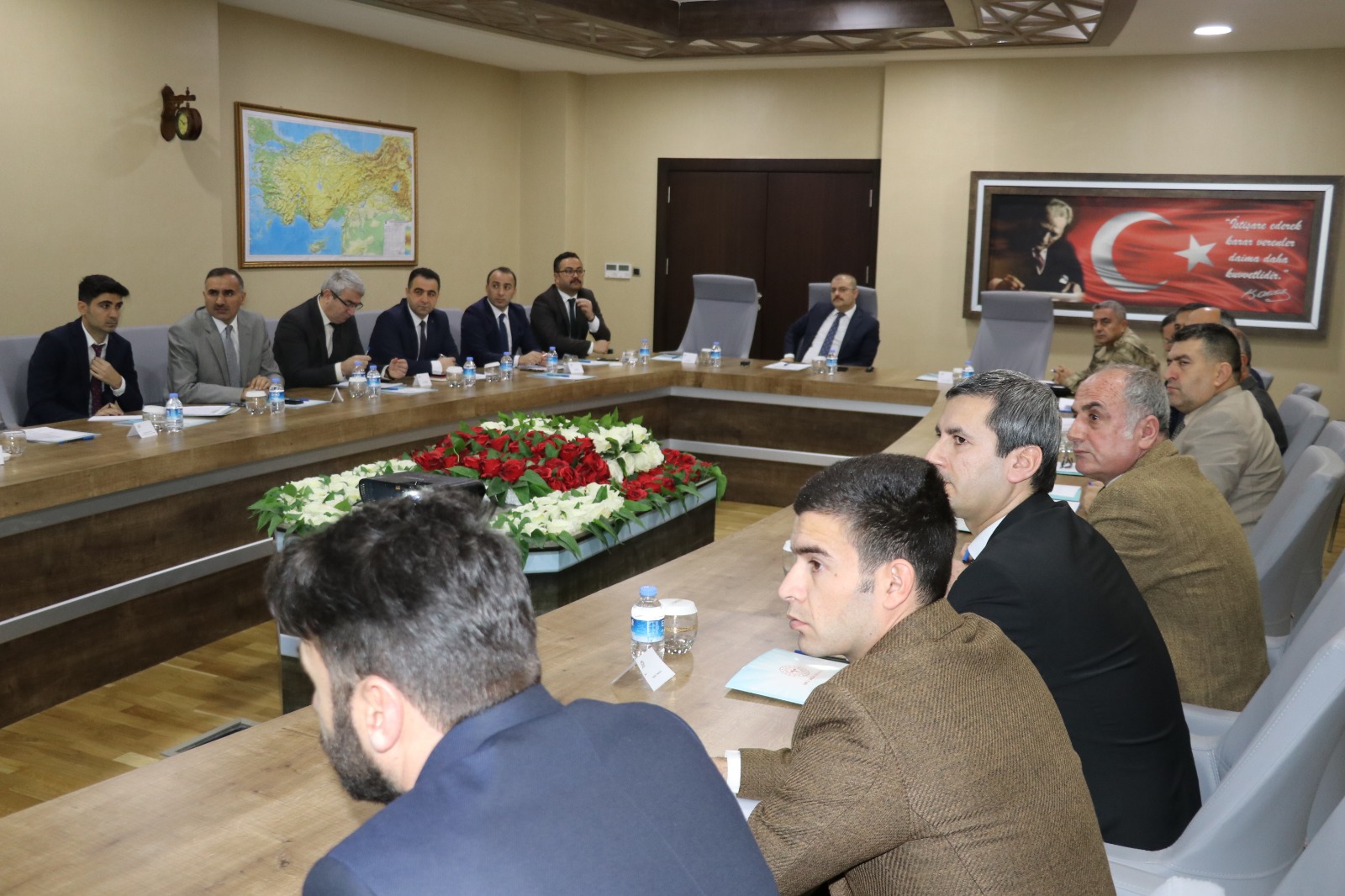 BAĞIMLILIKLA MÜCADELE TOPLANTISI, VALİ VEKİLİ ZİHNİ YILDIZHAN BAŞKANLIĞINDA YAPILDI