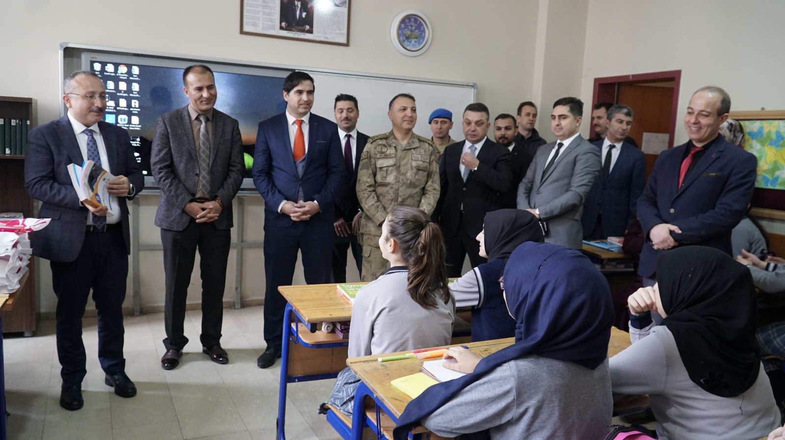 SİİRT VALİLİĞİ’NDEN 3 BİN ÖĞRENCİYE LGS KİTAP HEDİYESİ