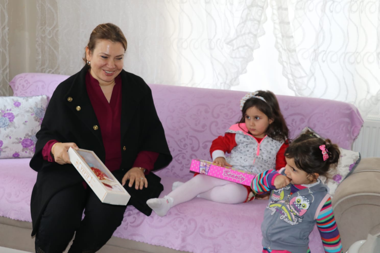 SİİRT GÖNÜL ELÇİLERİ İHTİYAÇ SAHİBİ AİLELERİ EVLERİNDE ZİYARET ETTİ
