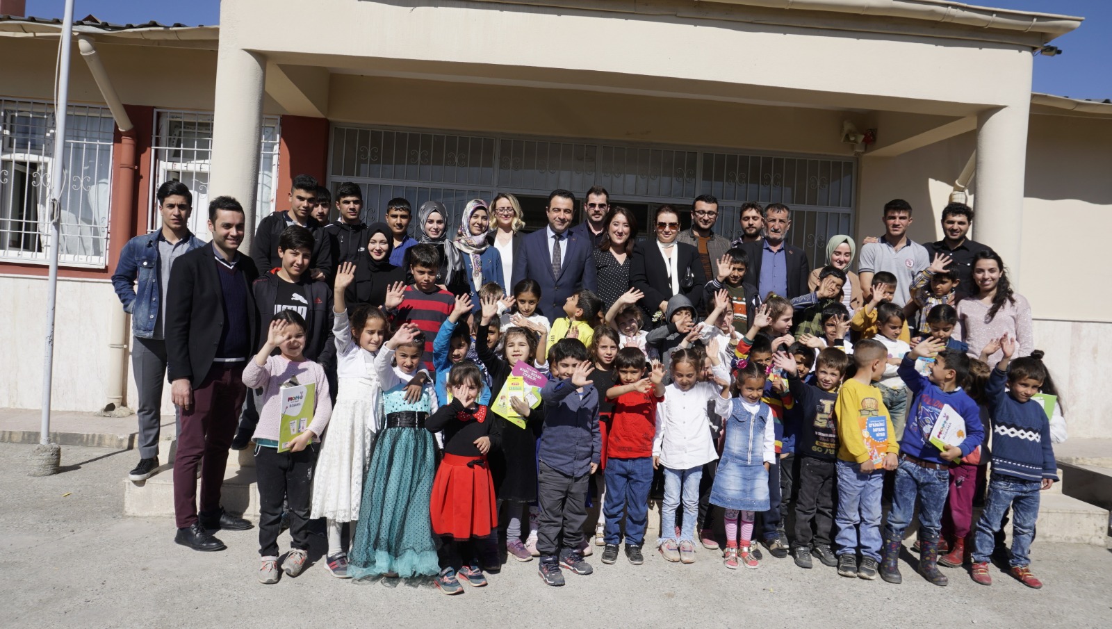 EĞİTİM GÖNÜLLÜSÜ FULYA ATİK’TEN, KÖY OKULLARINA TAM DESTEK