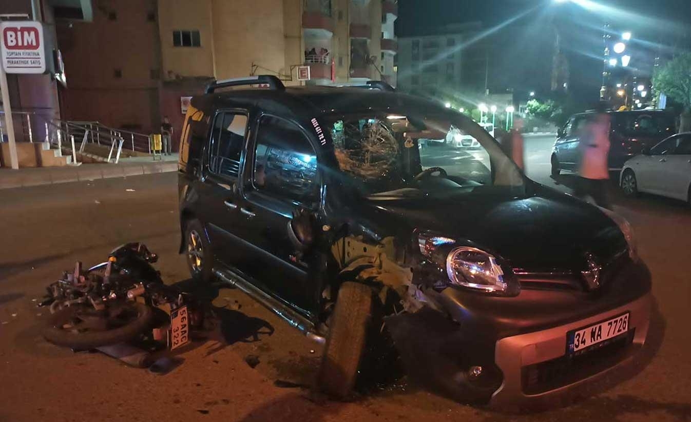 motosiklet-surucusu-carpistigi-otomobilin-altinda-kaldi1589753045