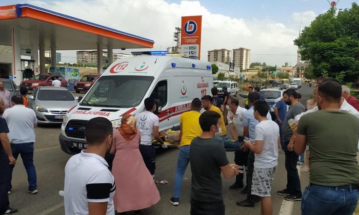 otomobil-karsiya-gecmek-isteyen-yayaya-carpti1592148212-700x420