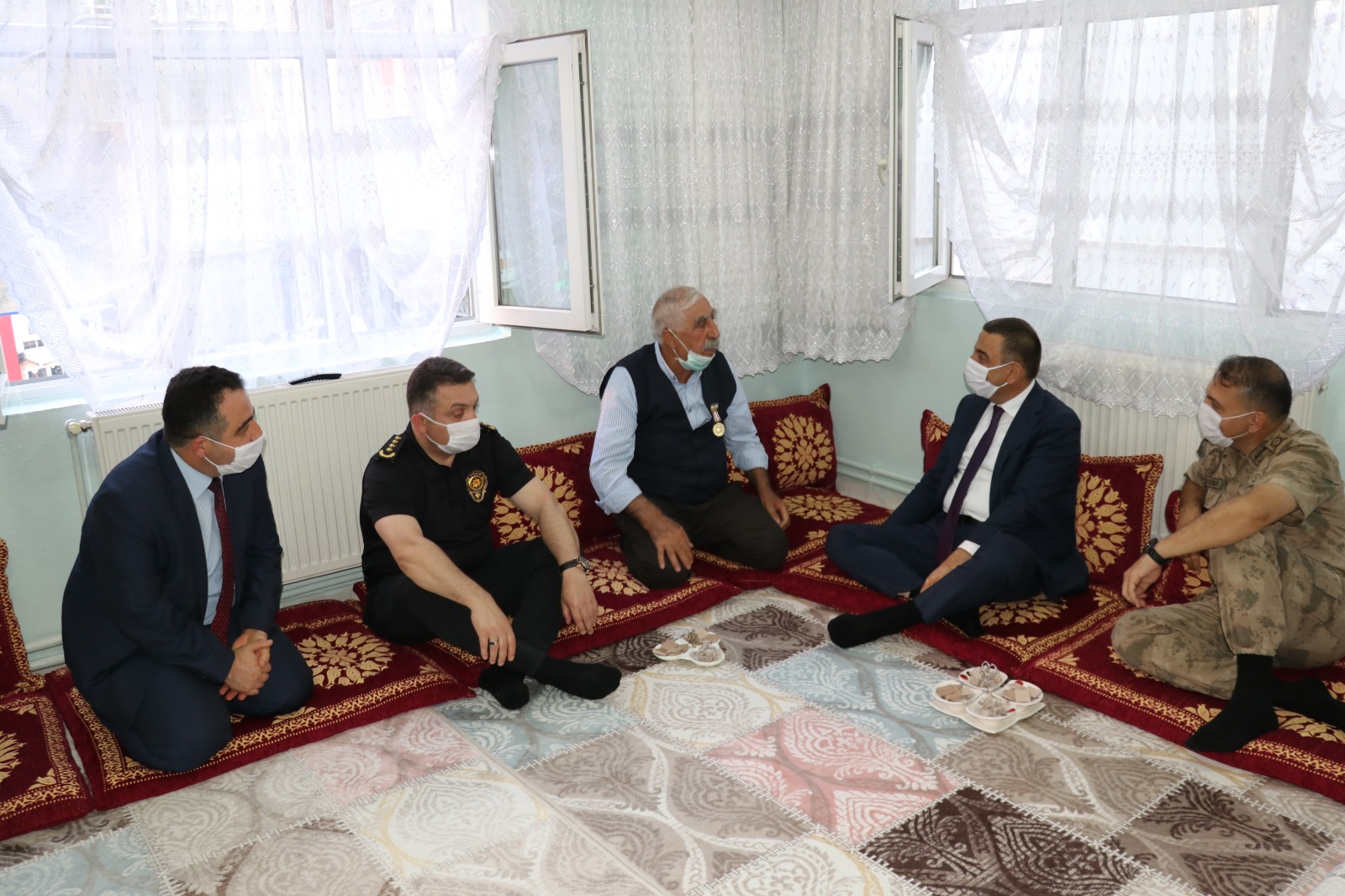 VALİ HACIBEKTAŞOĞLU’DAN ŞEHİT VE GAZİ AİLELERİNE ZİYARET