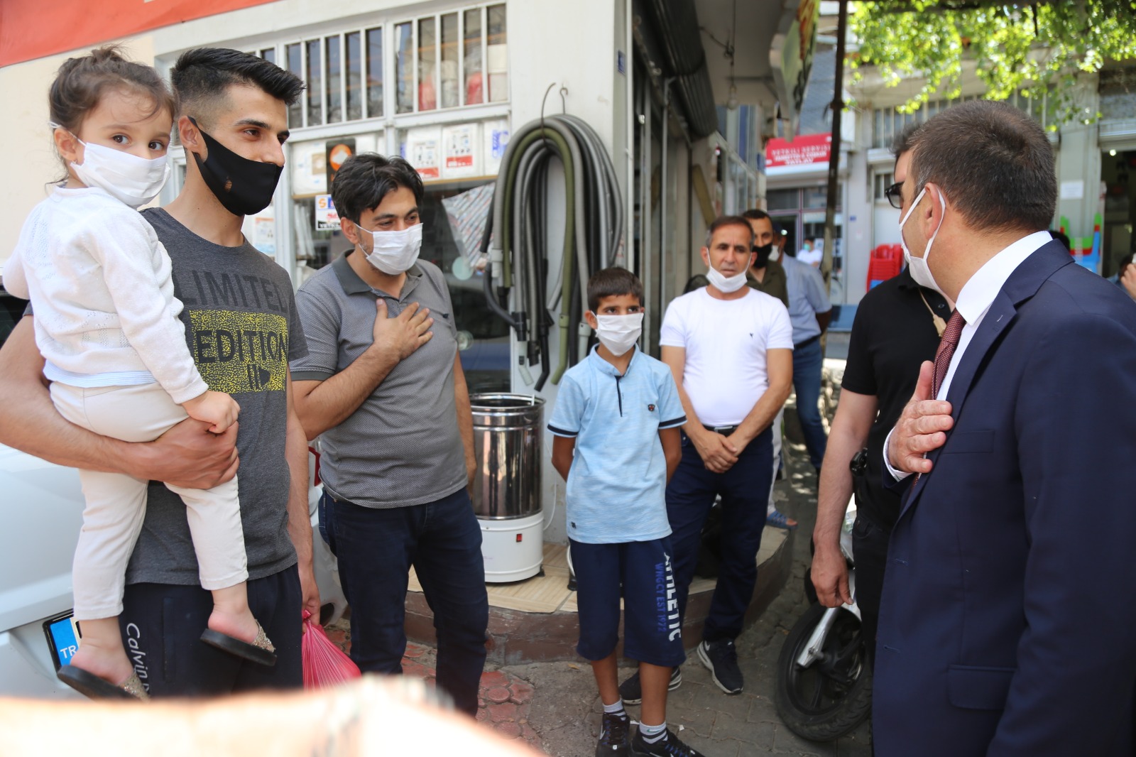 VALİ HACIBEKTAŞOĞLU, ESNAF VE VATANDAŞLARI ZİYARET ETTİ