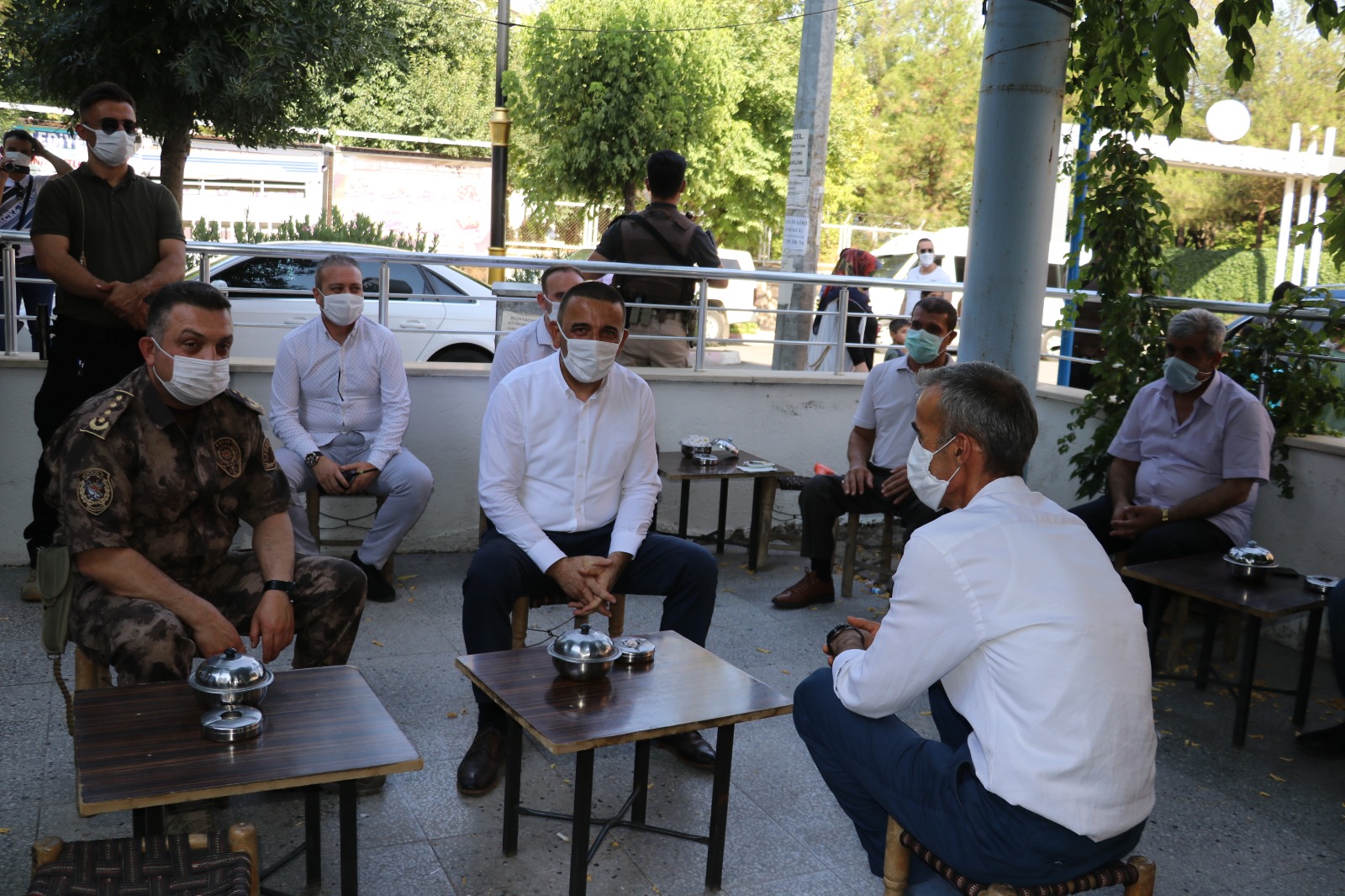 VALİ HACIBEKTAŞOĞLU, GÜVENLİK GÜÇLERİ VE VATANDAŞLARLA BAYRAMLAŞTI
