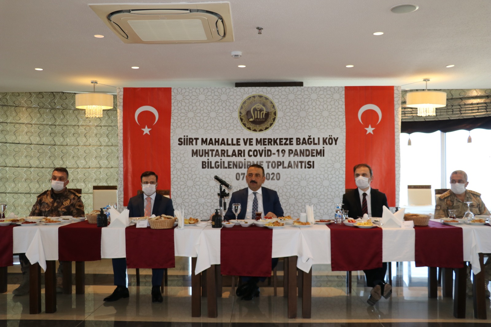 VALİ/BELEDİYE BAŞKAN V. OSMAN HACIBEKTAŞOĞLU, MAHALLE VE KÖY MUHTARLARIYLA BİR ARAYA GELDİ