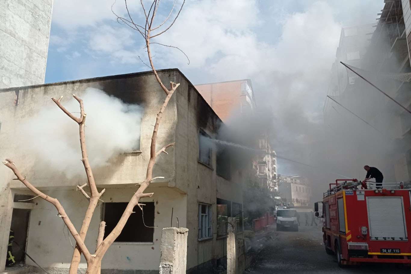 madde-bagimlilarinin-cikardigi-yangin-diger-binalara-sicramadan-sonduruldu1617372750