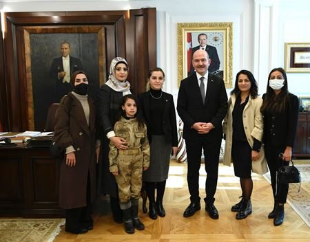 icisleri-bakani-suleyman-soylu-siirtli-sehit-ailelerini-agirladi-1-450x352