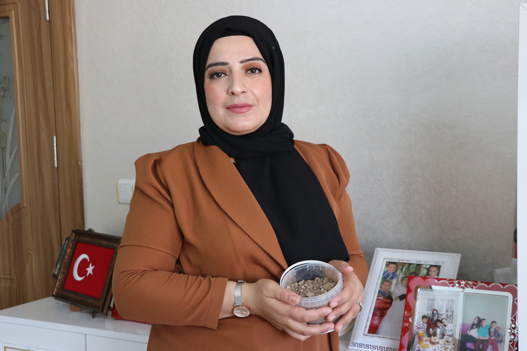 Eşinin şehit düştüğü Aktütün'den getirdiği toprağı evinde saklıyor