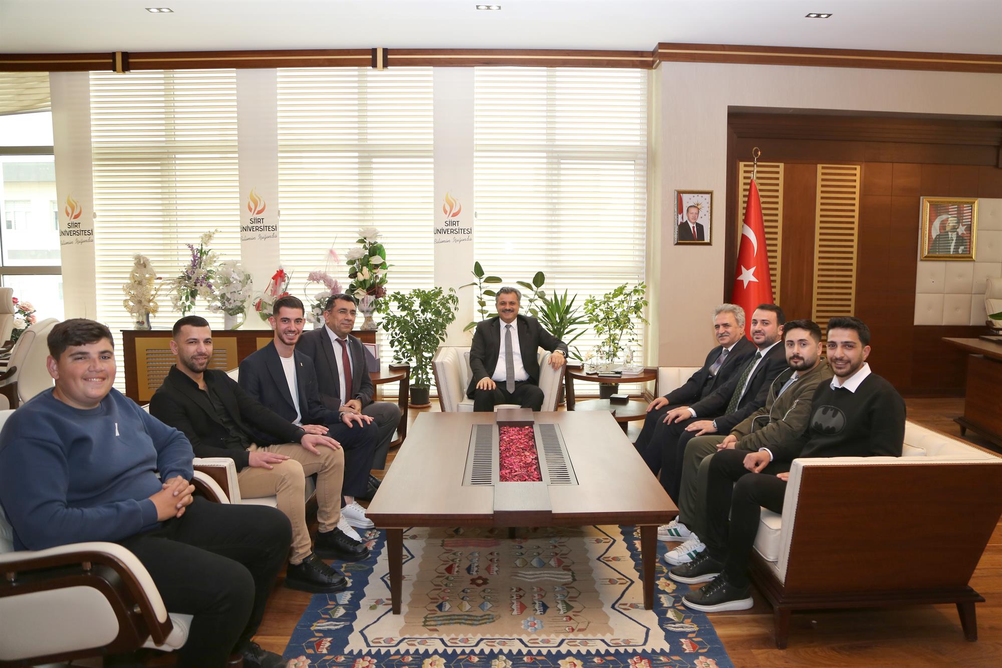 Siirt Ak Parti Gençlik Kollarından Rektör Şındak’a Ziyaret Ak Parti Siirt İl Gençlik Kolları Başkanı Murat Gül ve beraberindeki heyet, Rektörümüz Prof. Dr. Nihat Şındak’a nezaket ziyareti gerçekleştirdi. Ziyarette Üniversitemiz üst yönetimi de hazır bulundu. Rektörlük makamında gerçekleşen ziyarette, gençlik faaliyetleri, üniversite ile gençlik arasında kurulabilecek iş birlikleri ve toplumsal konular üzerine görüş alışverişi gerçekleştirildi. Görüşmede ayrıca gençlerin sosyal, kültürel ve akademik gelişimlerine katkı sunabilecek çalışmalar değerlendirildi. Bu çerçevede Üniversitemiz Rektörü Prof. Dr. Nihat Şındak, Ak Parti Siirt İl Gençlik Kolları Başkanı Murat Gül ve beraberindeki heyete ziyaretten duyduğu memnuniyeti dile getirdi. Ak Parti Siirt İl Gençlik Kolları Başkanı Murat Gül ise misafirperverliği için Rektörümüz Prof. Dr. Nihat Şındak’a teşekkür etti.