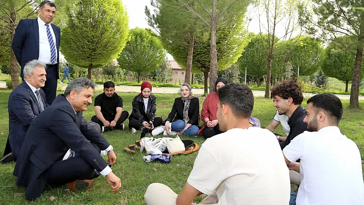 siirt-universitesi-rektoru-ogr_1744123184_ANtkLY