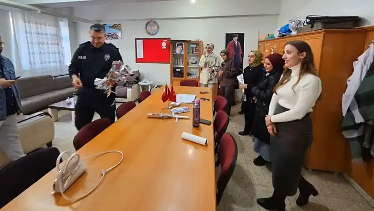 Siirt Pervari’de Polislerden Öğretmenler Günü Ziyareti