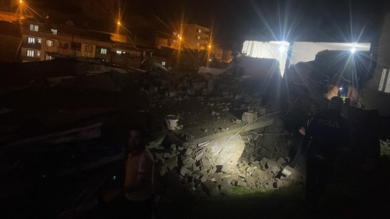 Siirt’te Metruk Bina Yağışlar Nedeniyle Yıkıldı