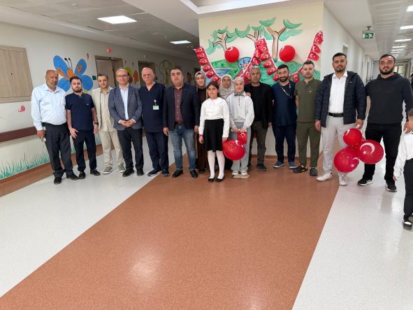 Siirt’te Minik Hastalara 23 Nisan Sürprizi