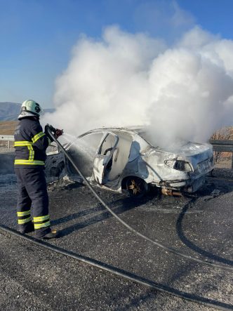 Siirt’te Korku Dolu Anlar: Seyir Halindeki Otomobil Küle Döndü