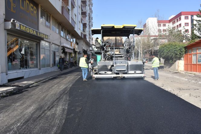 SİİRT’TE ASFALT ÇALIŞMALARI HIZ KESMEDEN DEVAM EDİYOR