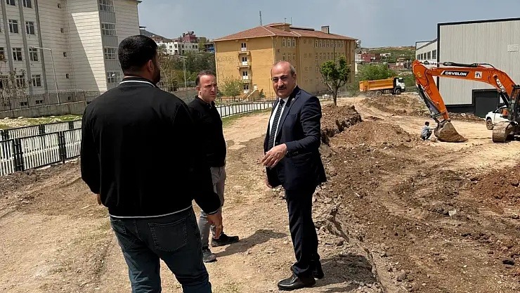 Eruh’ta Yarı Olimpik Yüzme Havuzu İçin İlk Kazma Vuruldu