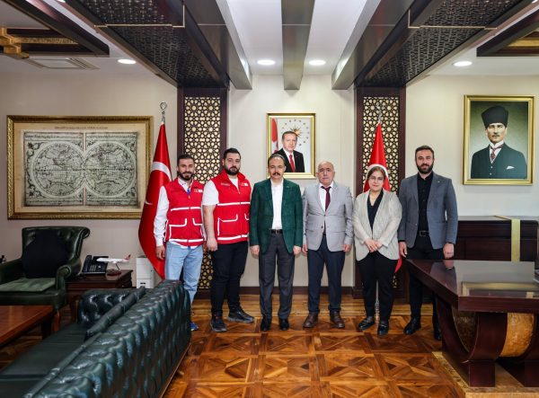 Vali Kızılkaya Kurban Vekâletini Kızılay’a Bağışladı