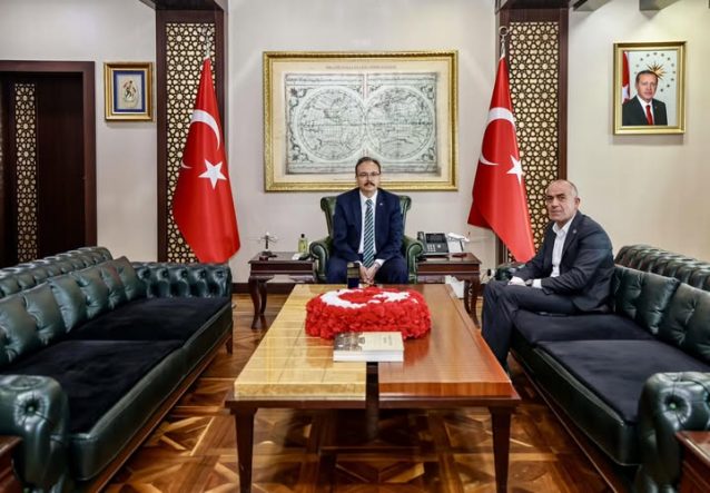 Valimiz ve Belediye Başkan V. Sn. Dr. Kemal Kızılkaya, Gökçebağ Belde Belediye Başkanı Ferzent Çiçek’i makamında kabul etti.