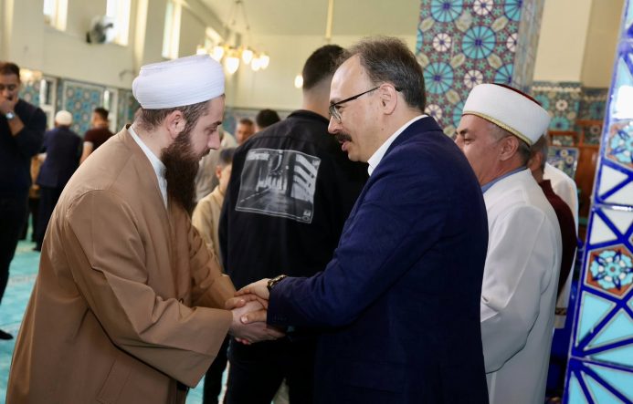VALİ KIZILKAYA, BAYRAM NAMAZI SONRASINDA VATANDAŞLARLA BAYRAMLAŞTI